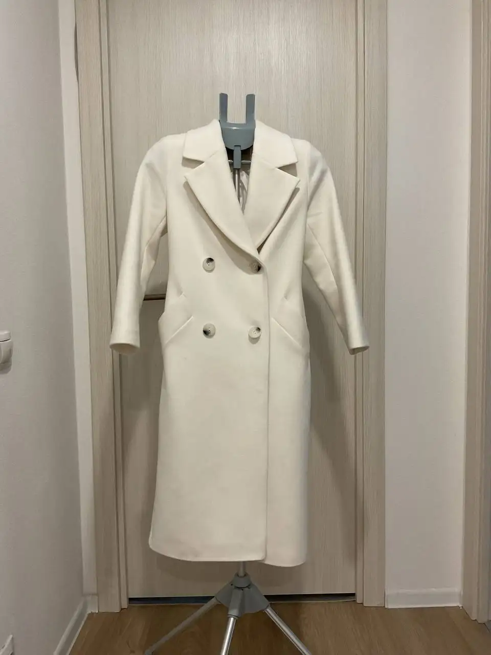 Продажа белоснежного пальто 40 размера с подкладкой - Верхняя одежда (Одежда) в Люберцы