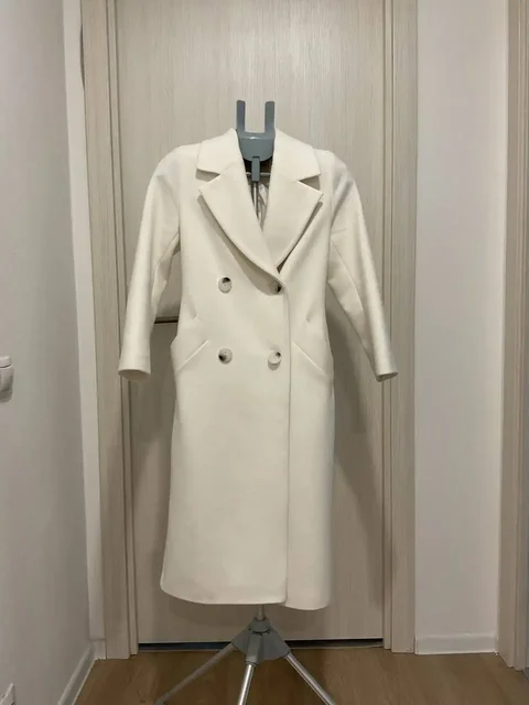 Продажа белоснежного пальто 40 размера с подкладкой - Джинсы и брюки в Люберцы