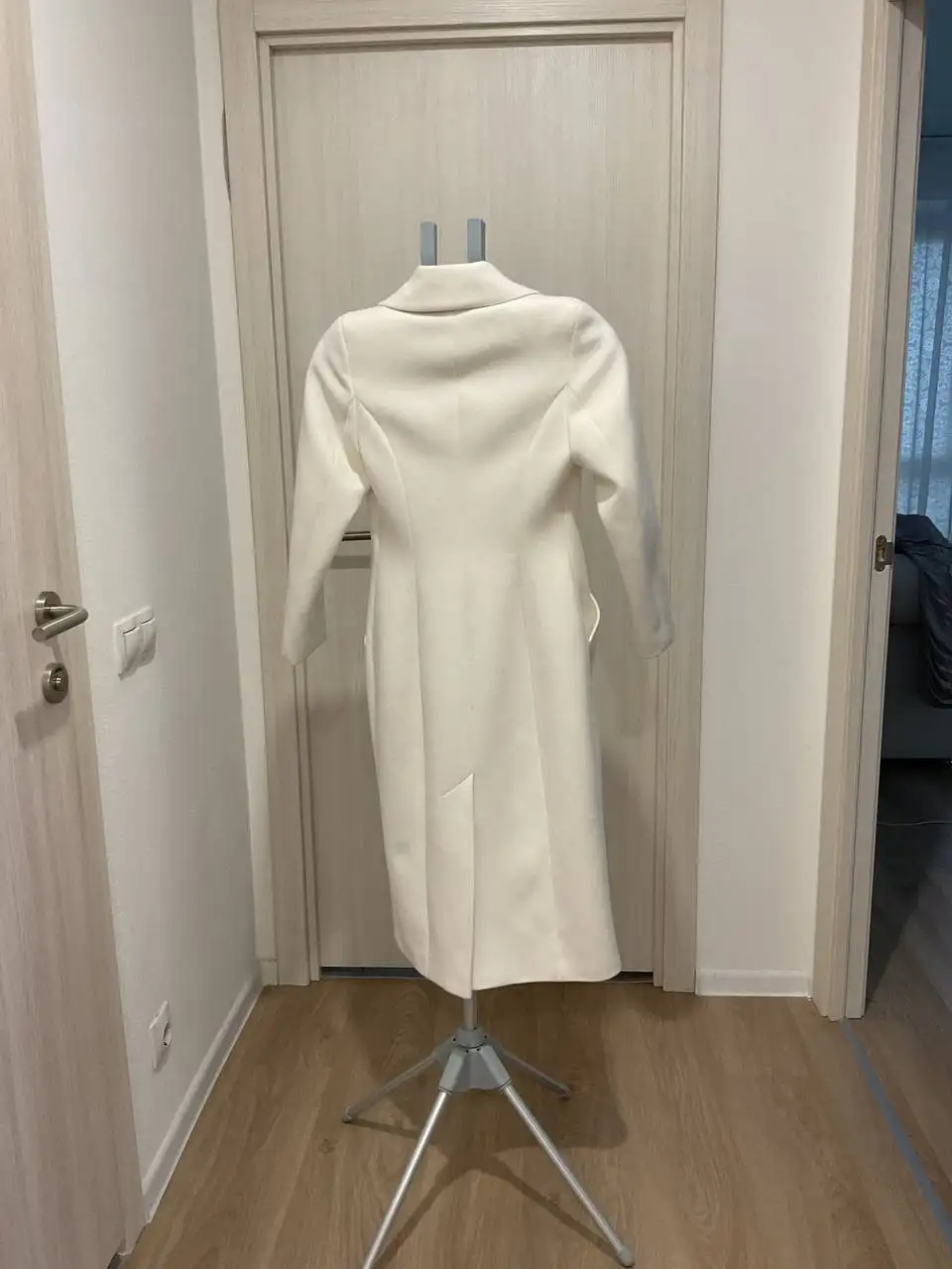 Продажа белоснежного пальто 40 размера с подкладкой - Верхняя одежда (Одежда) в Люберцы