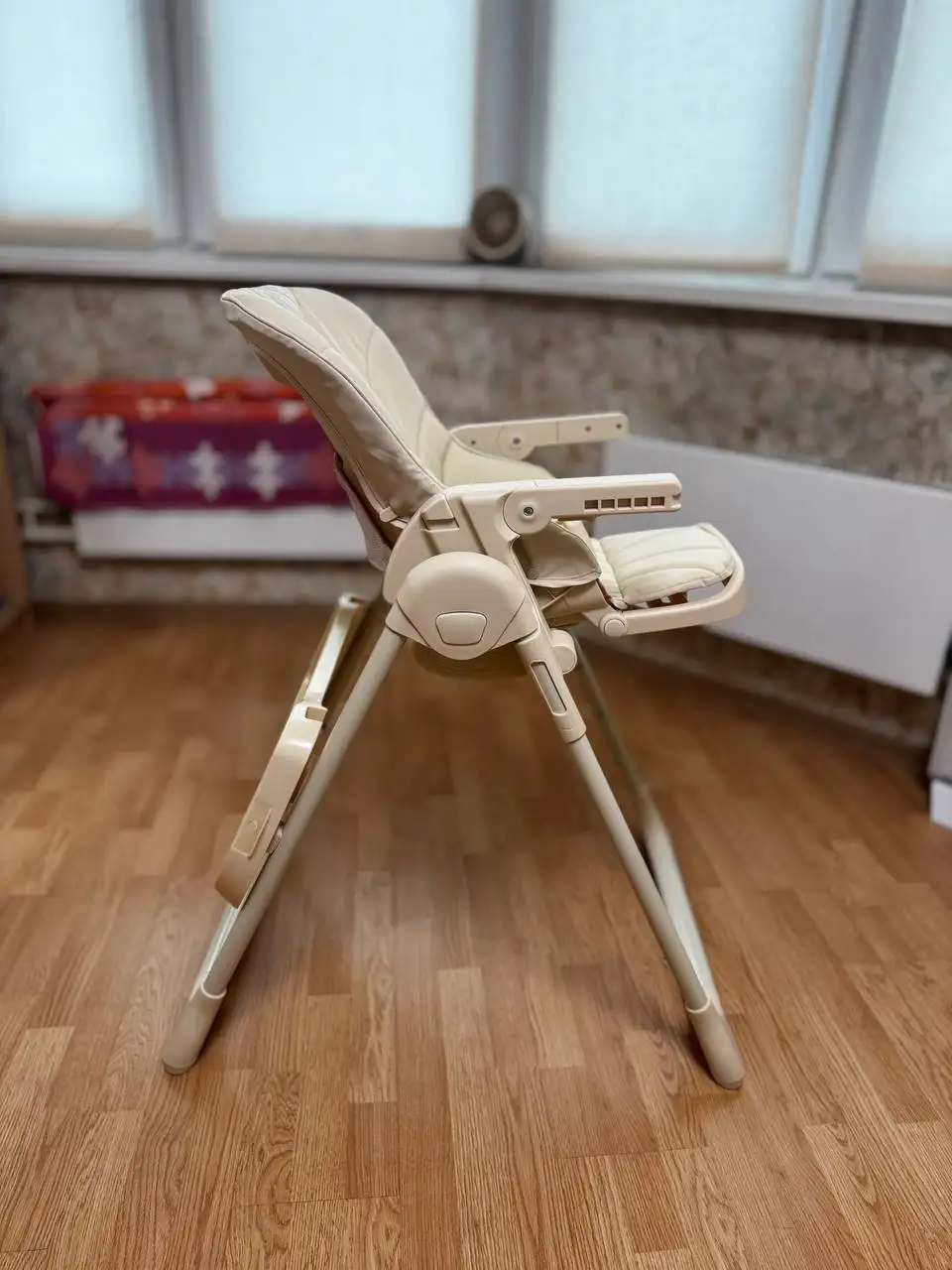 Стульчик для кормления Happy Baby William pro бежевый без колес - Стульчики для кормления (Товары для детей) в Люберцы