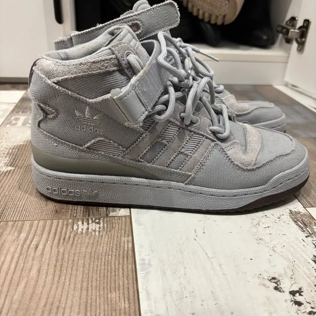 Кроссовки Adidas Ivy Park x Forum Mid 'Rodeo' серебристые - Сумки и аксессуары в Люберцы