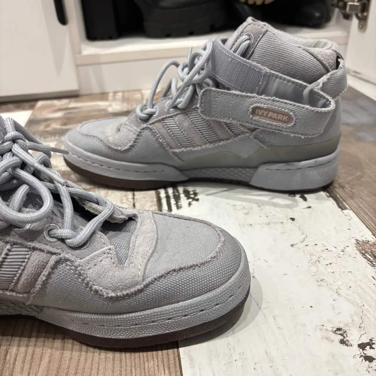 Кроссовки Adidas Ivy Park x Forum Mid 'Rodeo' серебристые - Обувь (Одежда) в Люберцы