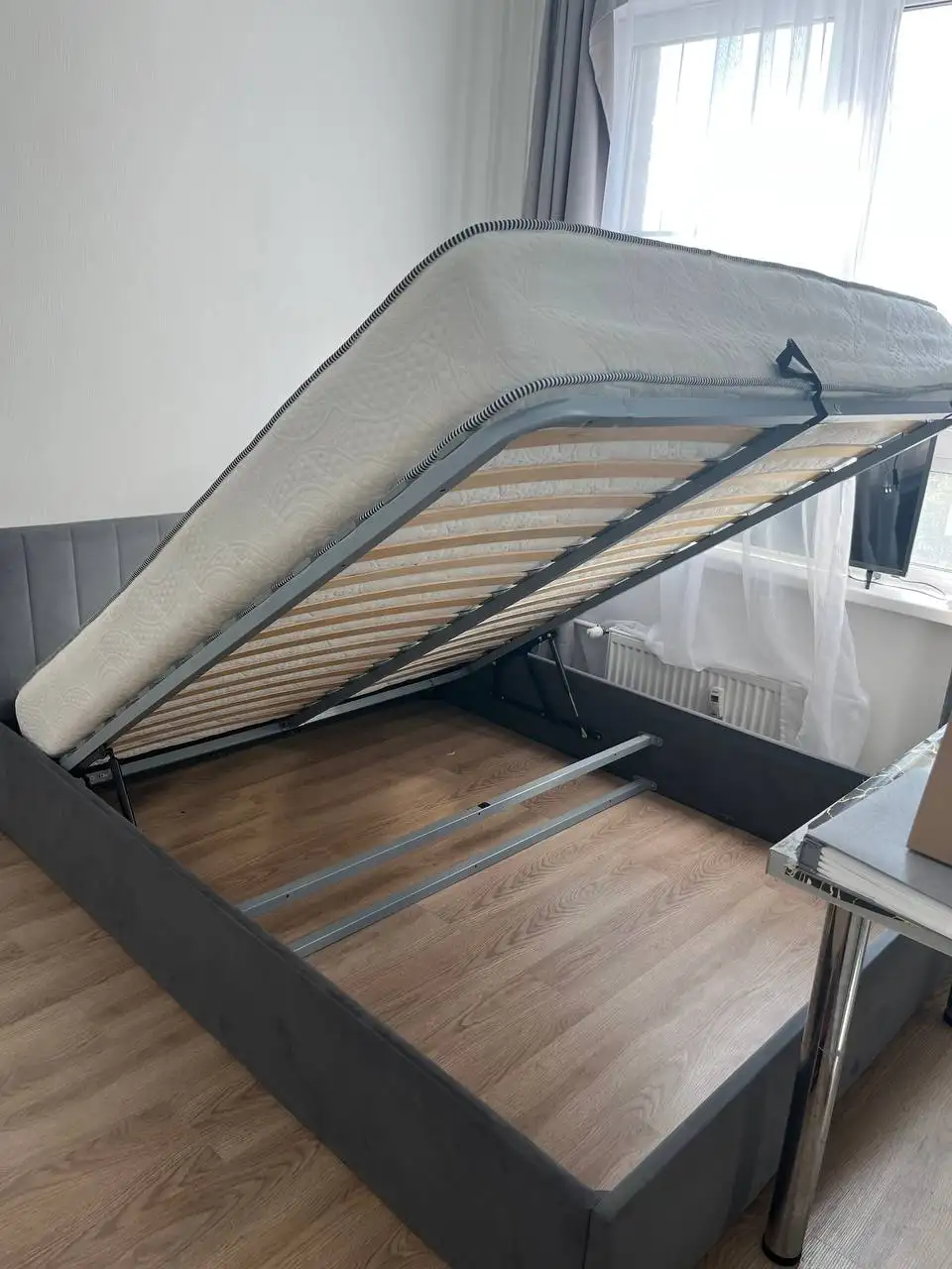 Кровать с подъемным механизмом и матрасом 160x200 - Мебель (Для дома и дачи) в Люберцы