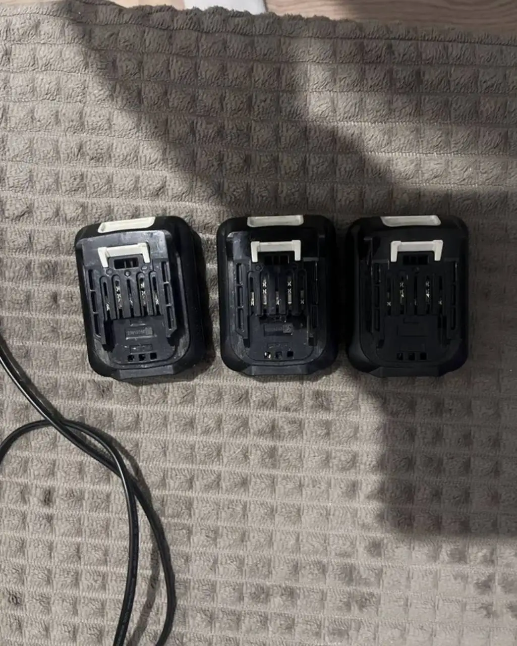 Аккумуляторы Makita BL1021B и зарядное устройство DC10WD - Аккумуляторы и зарядные устройства (Электроника) в Люберцы