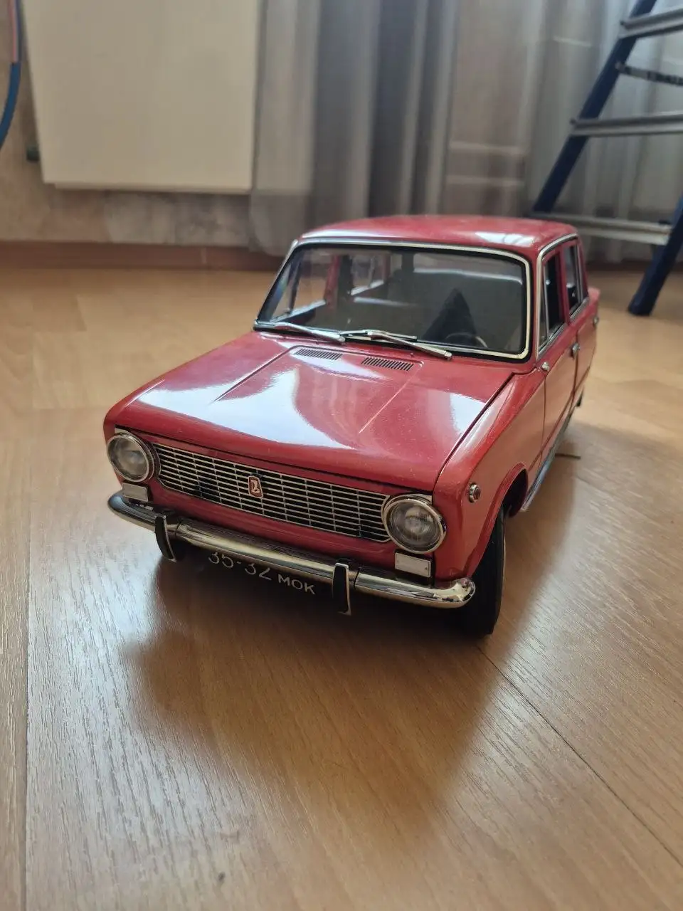 Продам две модели машин 1:18 - Коллекционные модели (Хобби и отдых) в Люберцы