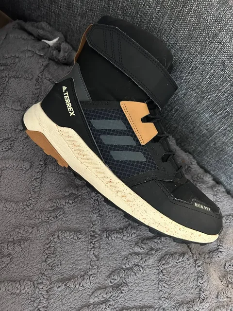 Продам мужские кроссовки Adidas - Жилеты в Москва