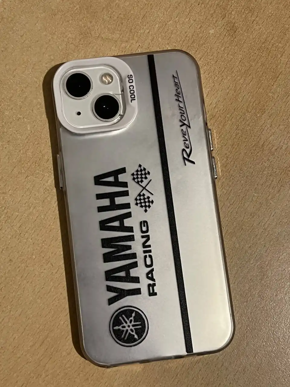 Продажа iPhone 13 256 ГБ с разбитой задней крышкой