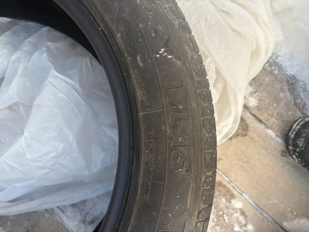 Шины новые, отъездил месяц, другой радиус - Шины и диски (Авто) в Йошкар-Ола