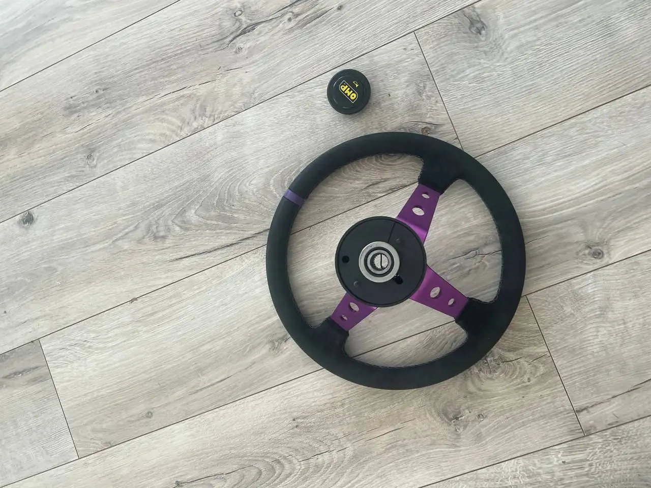 Продам почти новый руль OMP с переходником - Запчасти (Авто) в Йошкар-Ола