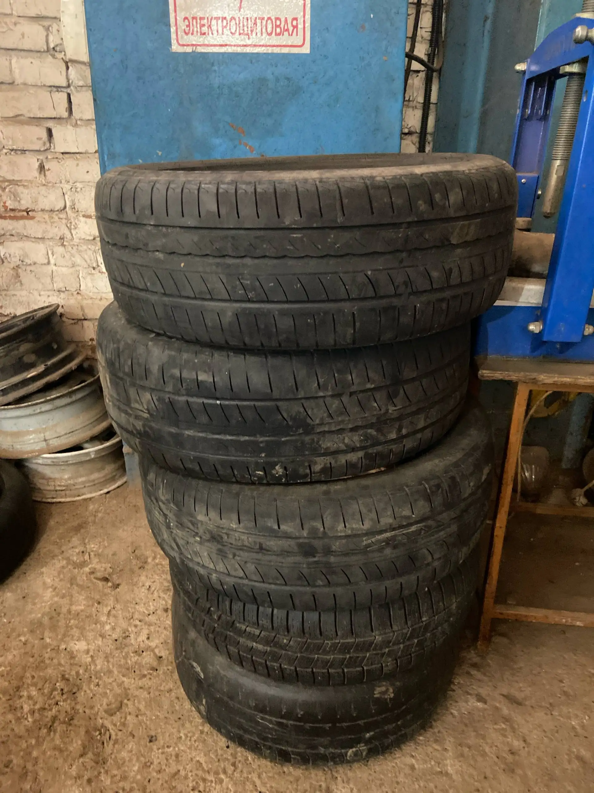 Продажа шин 195/55/R16 (3 шт.) и дисков с зимней резиной 175/65/R14 - Шины и диски (Авто) в Йошкар-Ола