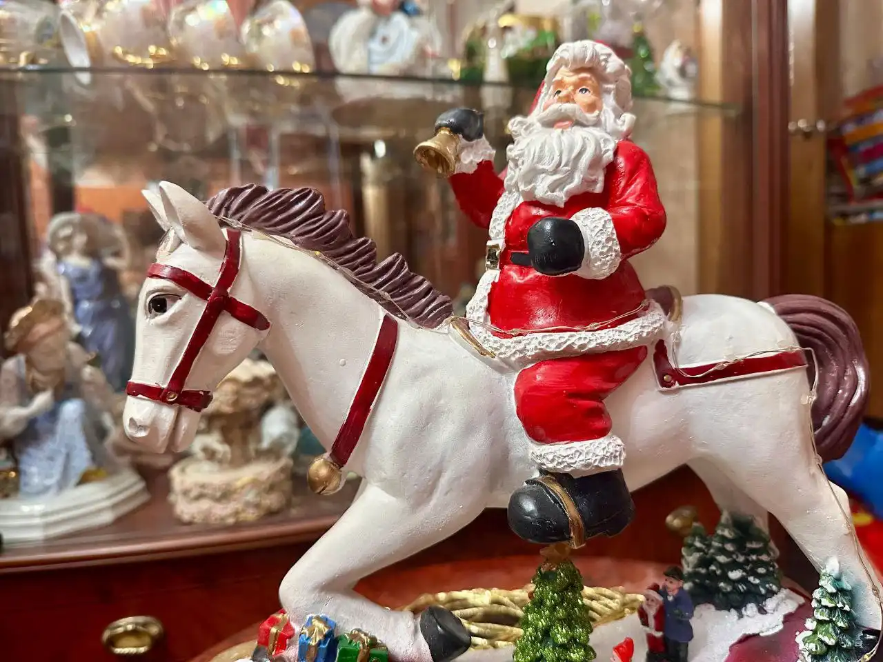 Новогодняя музыкальная статуэтка