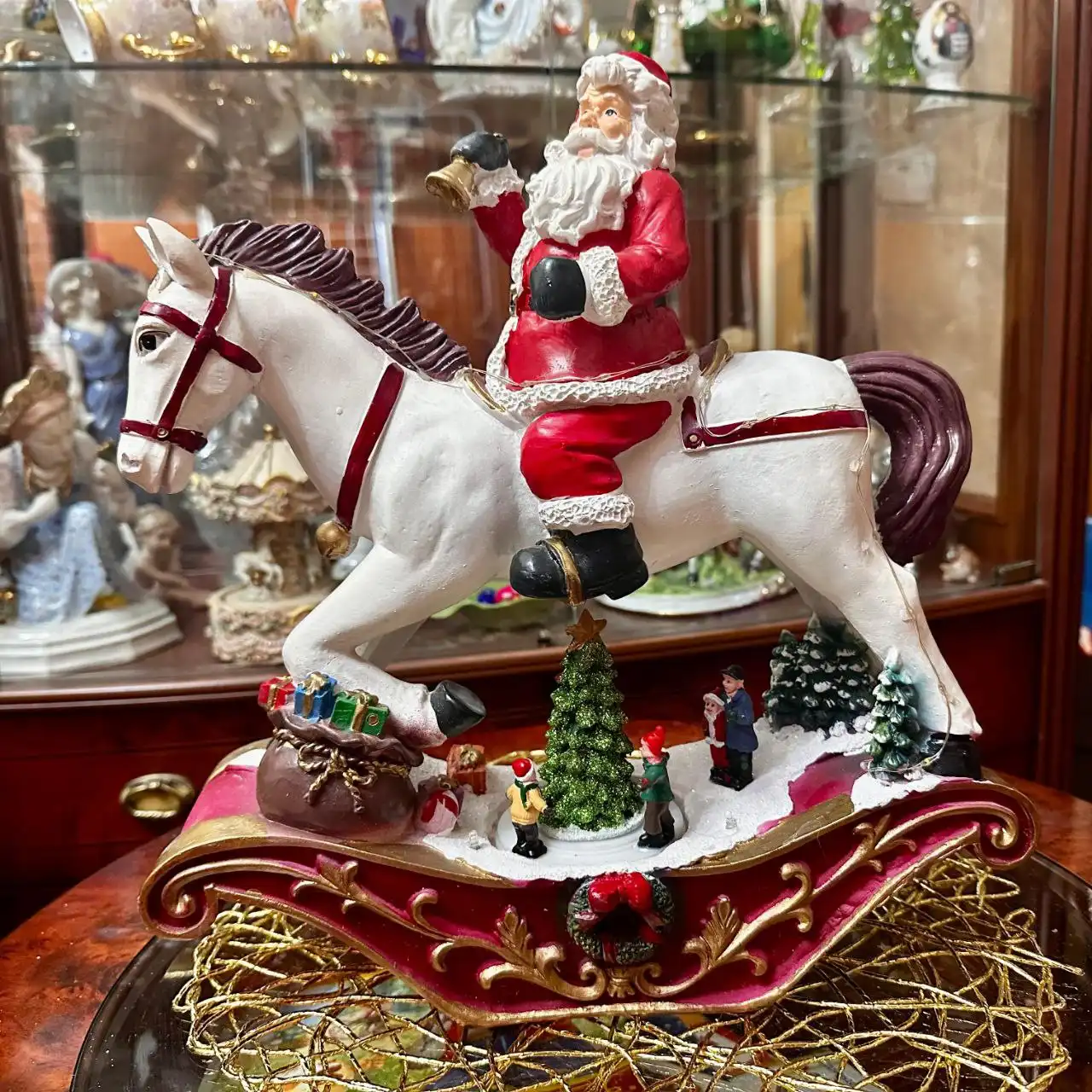 Новогодняя музыкальная статуэтка