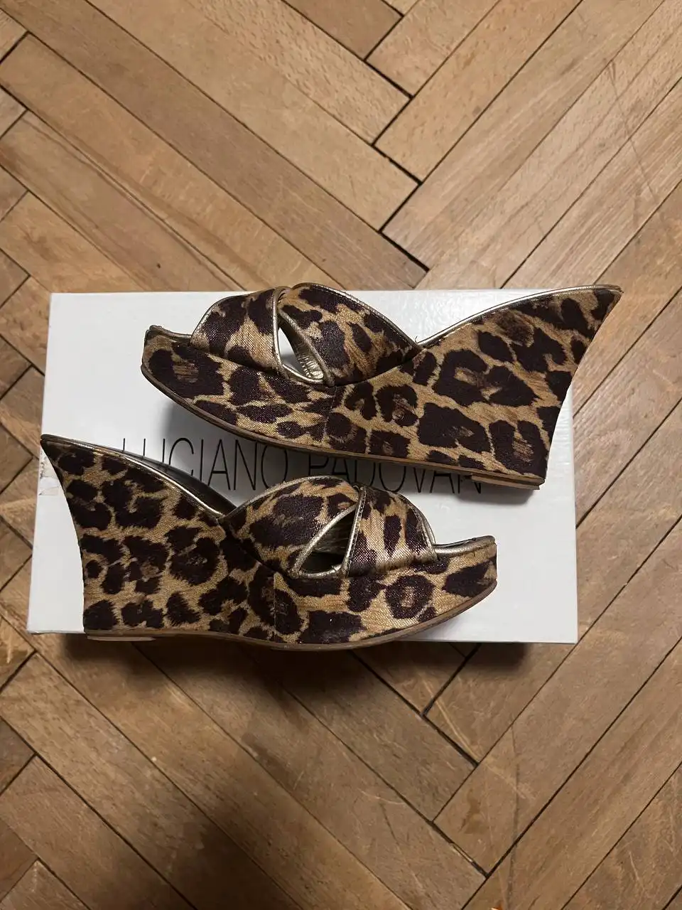 Продажа б/у женских туфель разных цветов и брендов