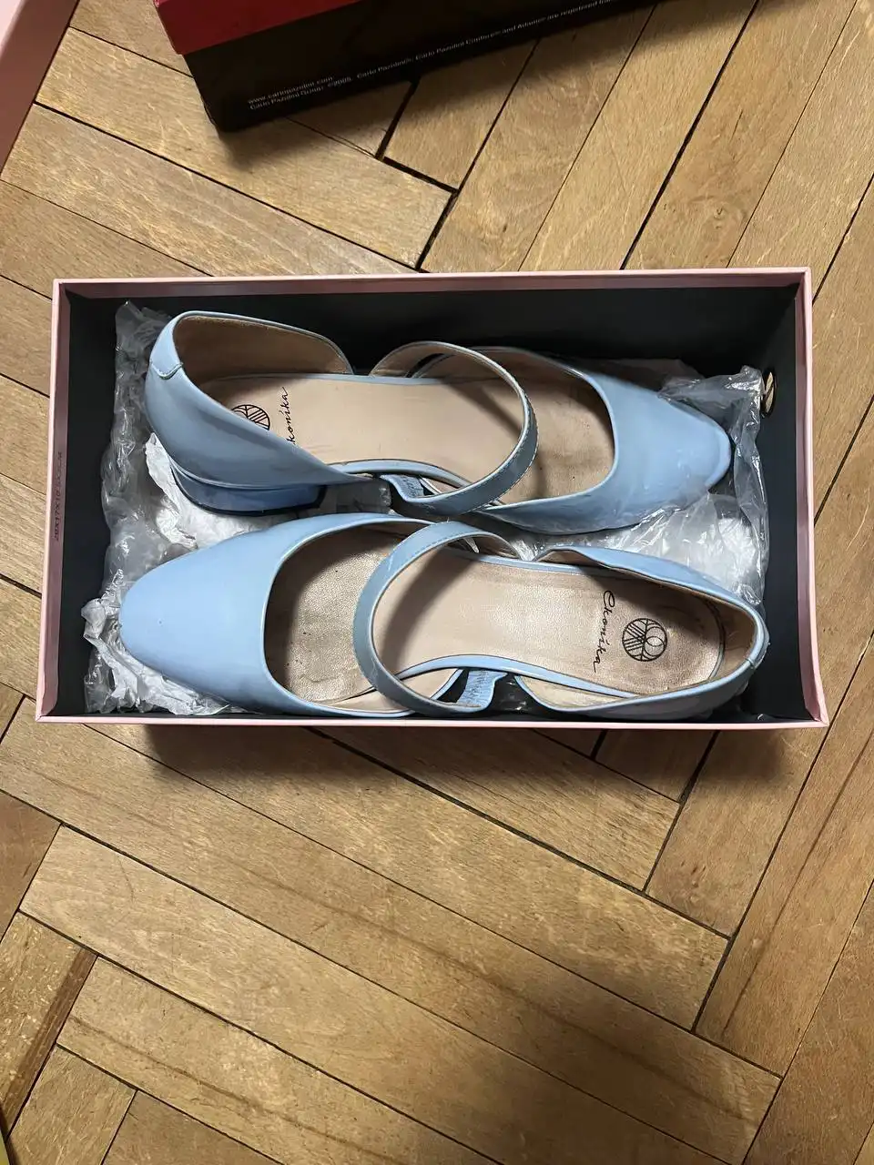 Продажа б/у женских туфель разных цветов и брендов