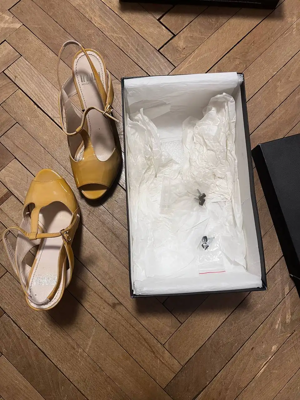 Продажа б/у женских туфель разных цветов и брендов