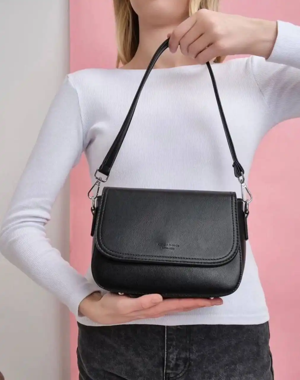 Женская сумка через плечо черного цвета