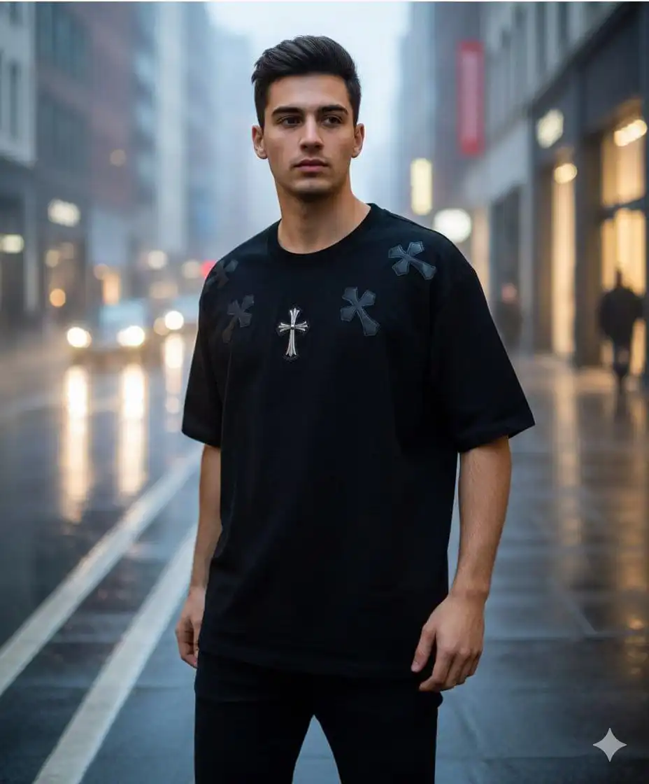 Футболка с принтом из кожзама и металлическим крестом