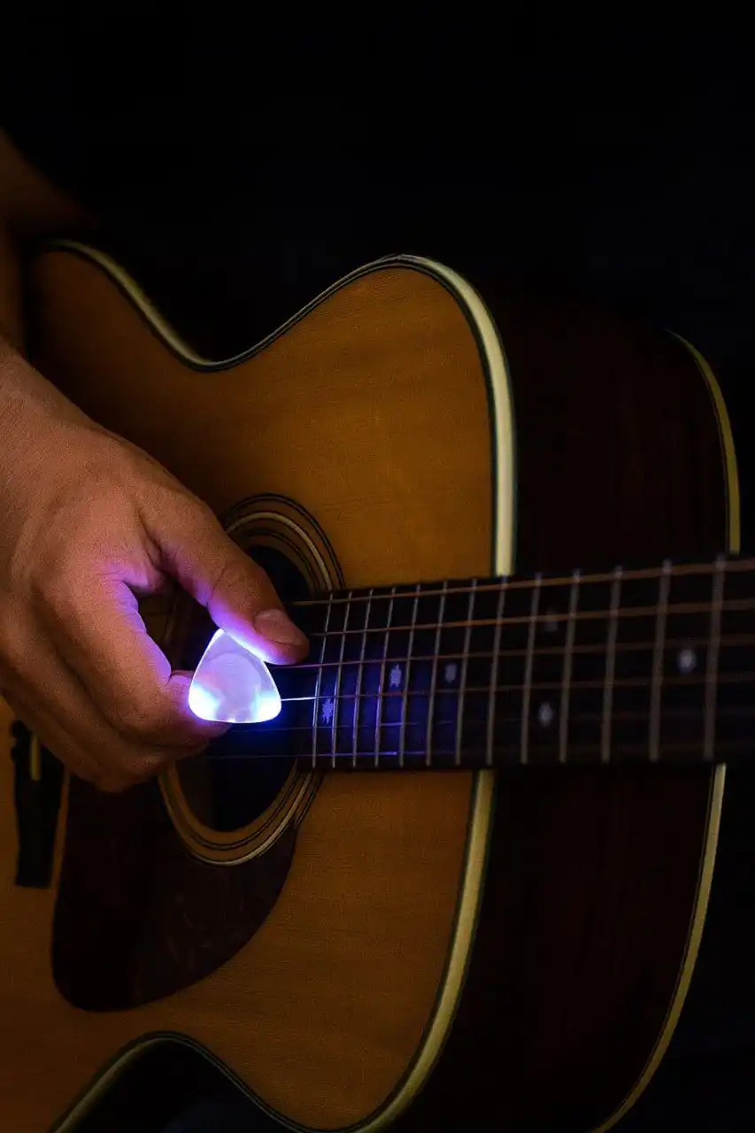 Светящийся медиатор для гитары