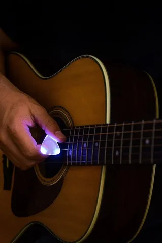 Светящийся медиатор для гитары - Хобби и отдых в Москва