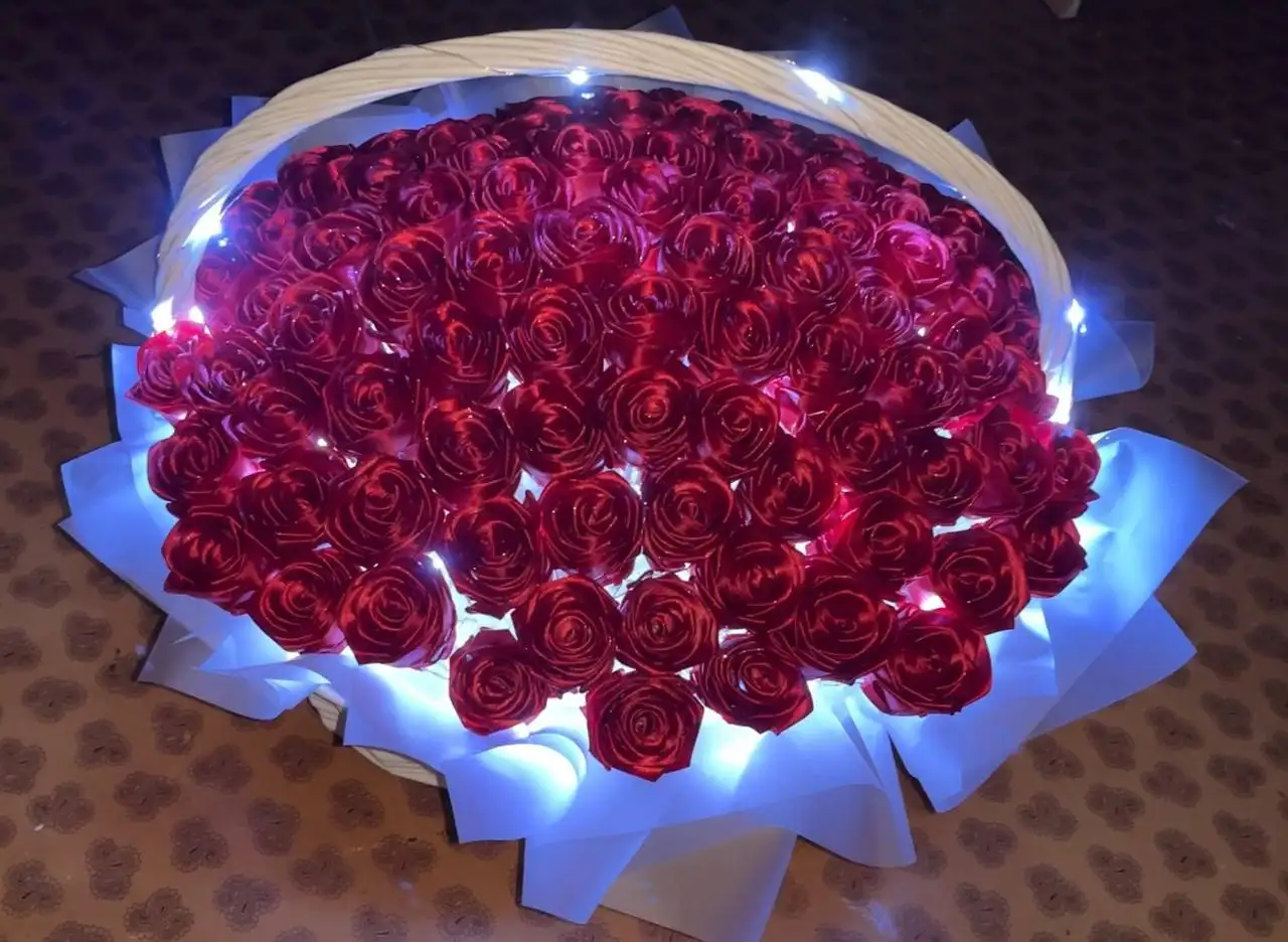 Шикарная корзинка 101 Роза из атласных ленточек - Хобби и отдых в Москва