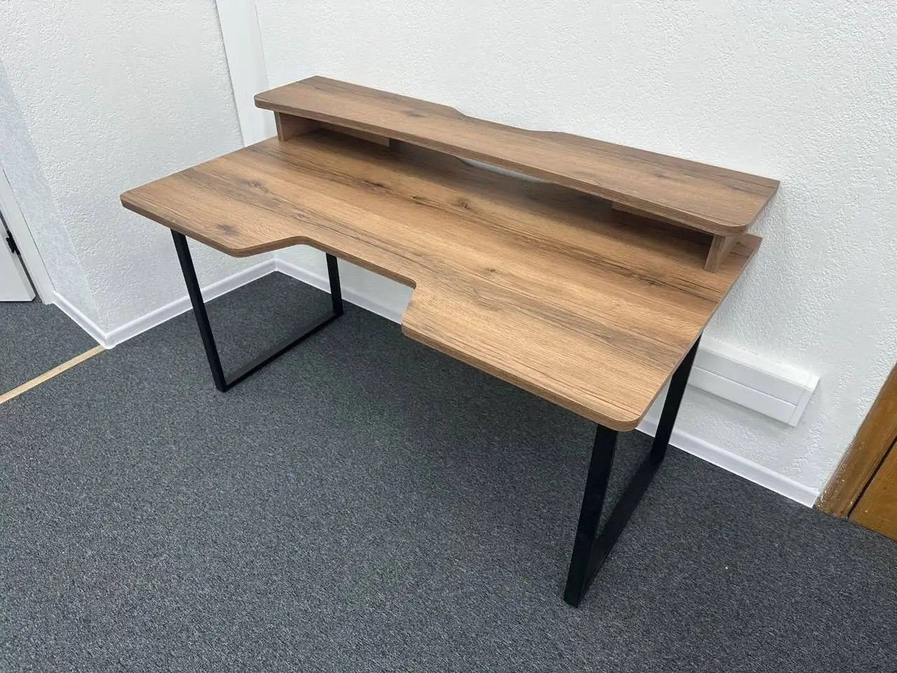 Изготовление компьютерных столов и рабочих зон - Дизайн и изготовление мебели (Услуги) в Мытищи