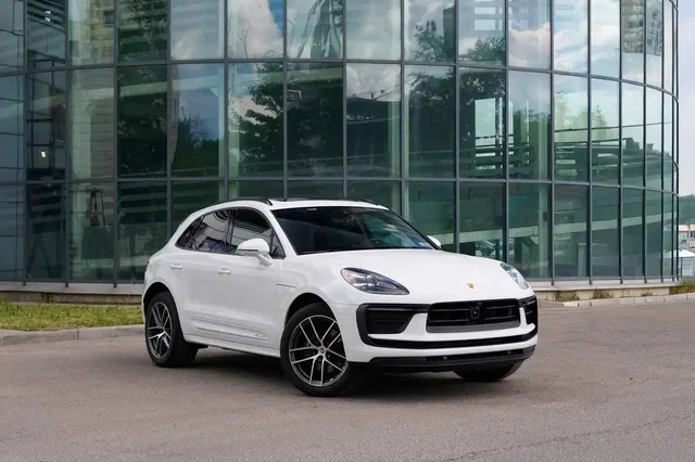 Porsche Macan 2024 в наличии - Легковые автомобили в Москва