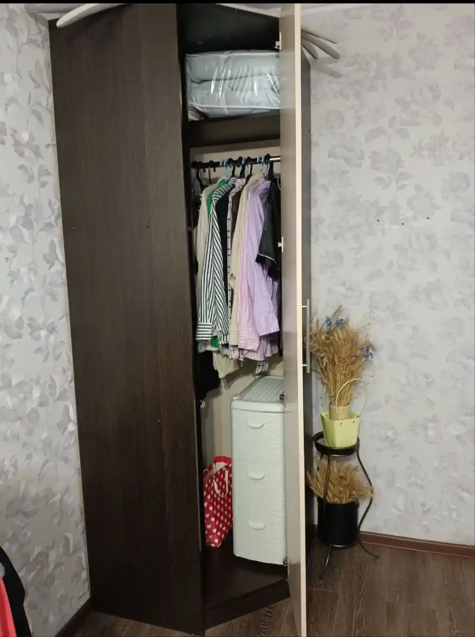 Продам угловой шкаф