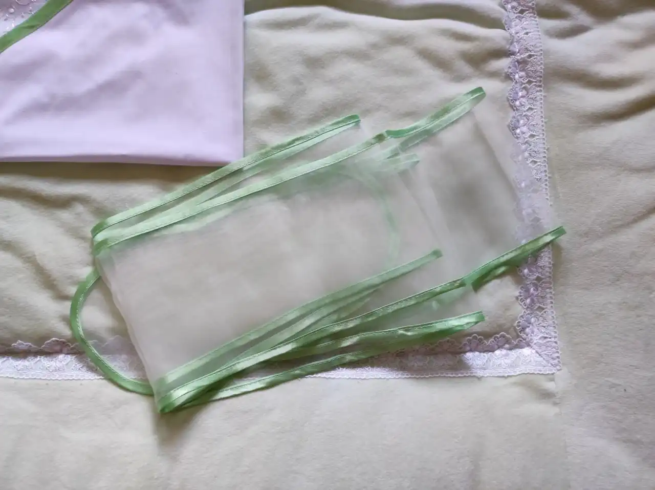 Комплект на выписку нежно-зелёного цвета в отличном состоянии