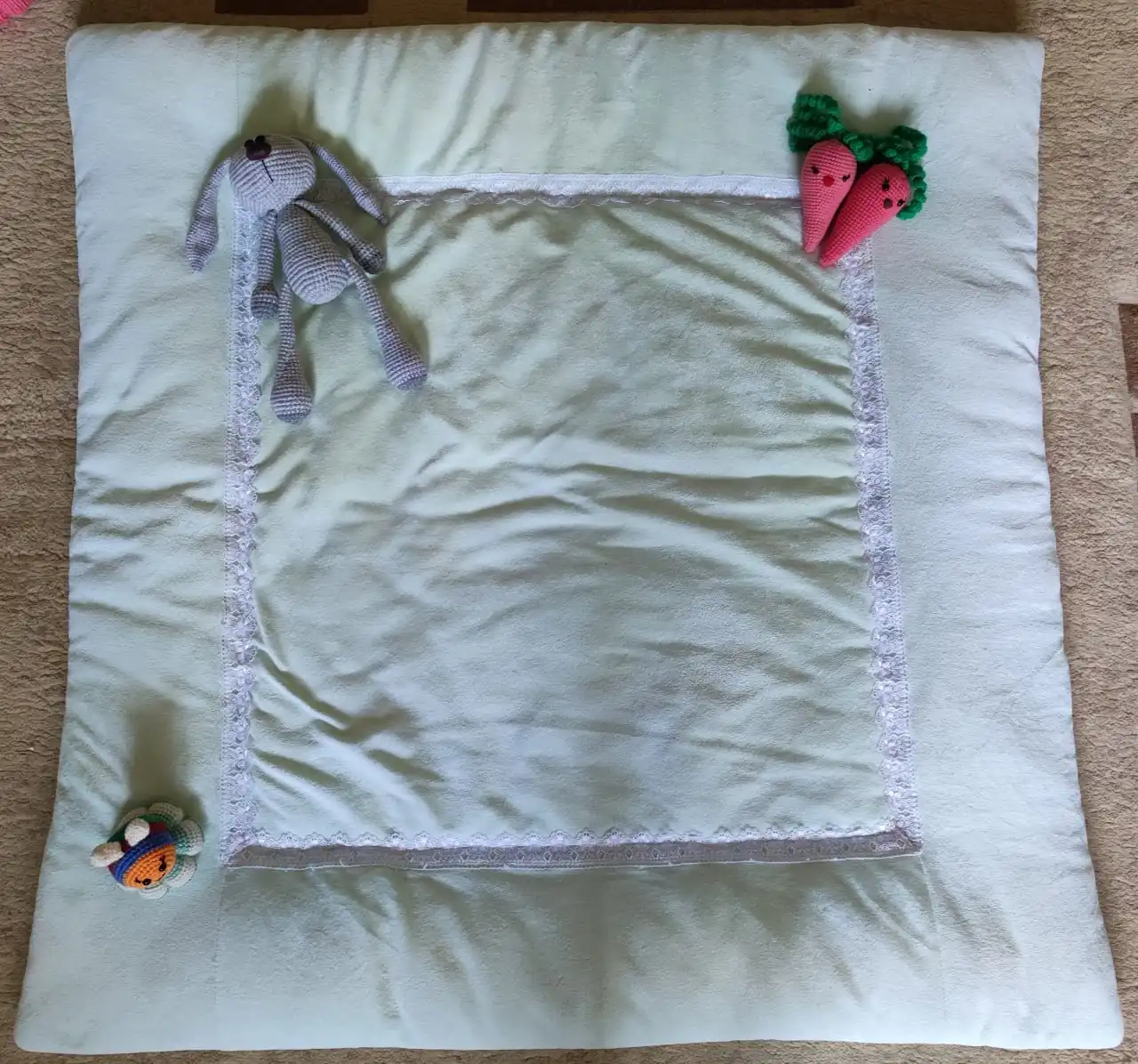 Комплект на выписку нежно-зелёного цвета в отличном состоянии