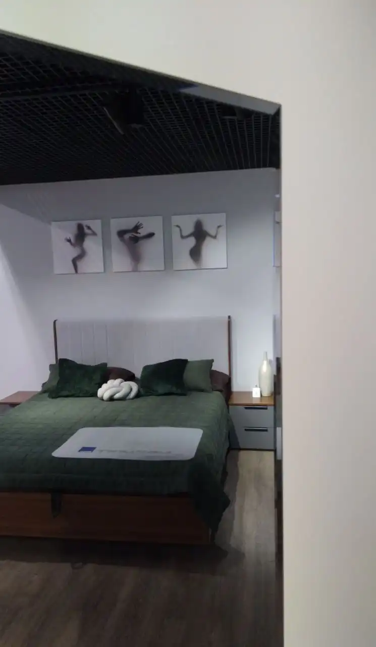 Зеркало на деревянном каркасе 2x0.5м