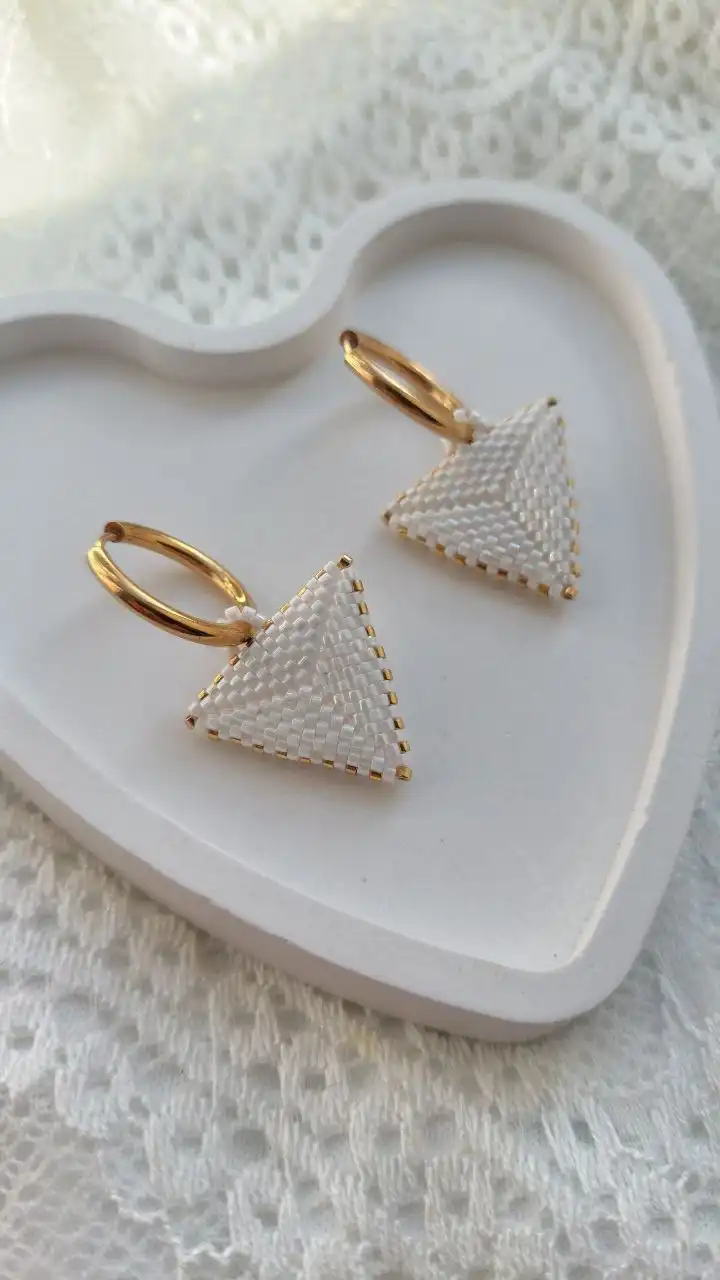 Украшения из ювелирного бисера ручной работы