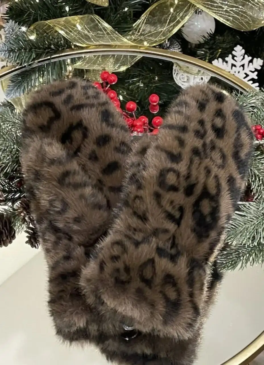 Новые меховые варежки
