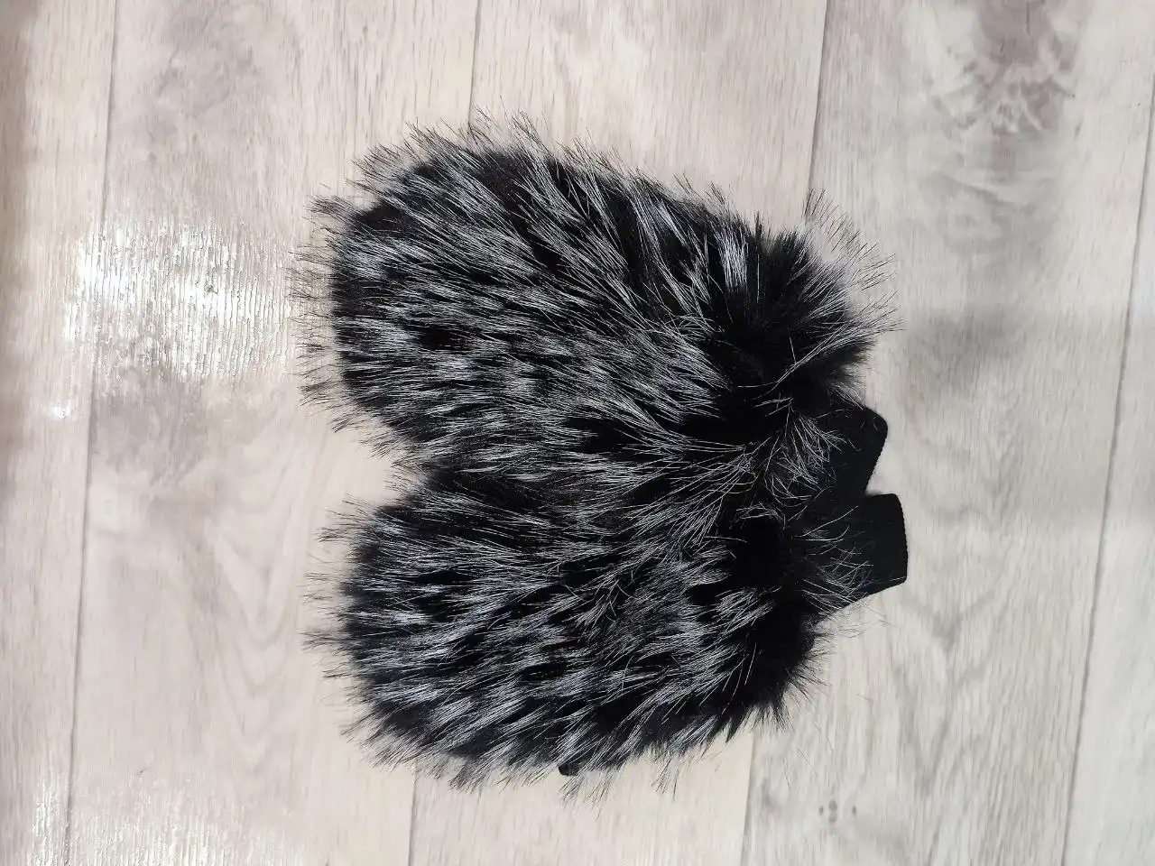 Женские меховые варежки на Рождество