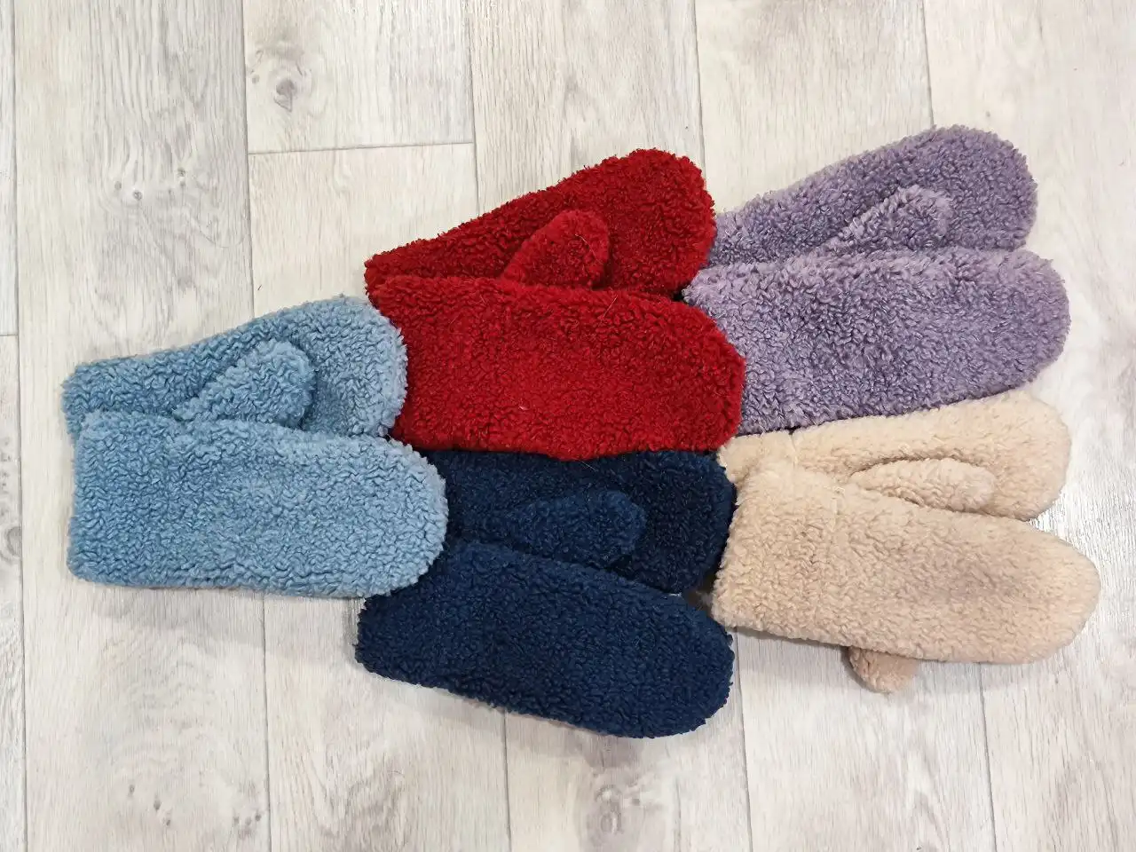 Женские меховые варежки на Рождество