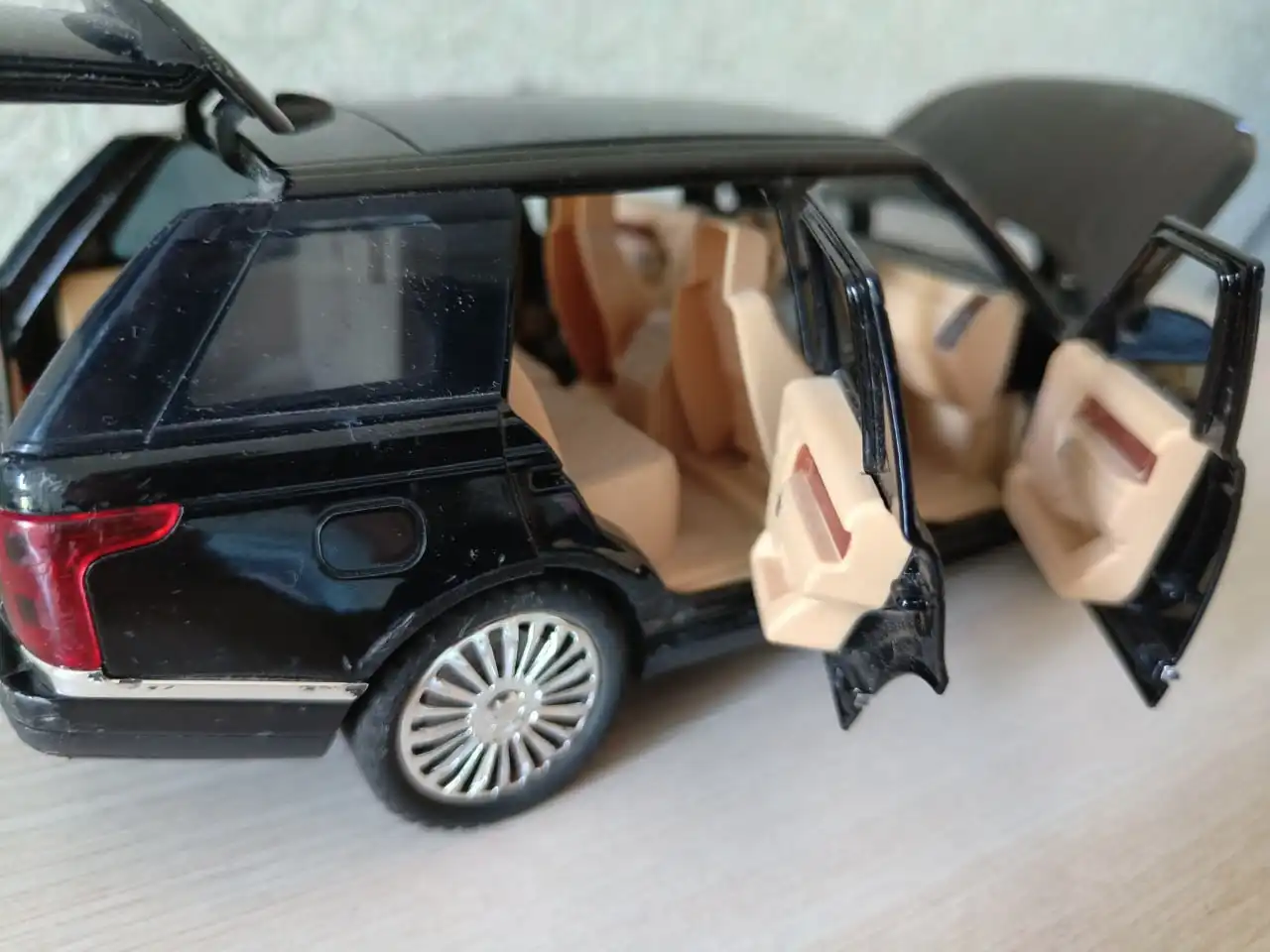 Коллекционная модель автомобиля Land Rover и Toyota Land Cruiser