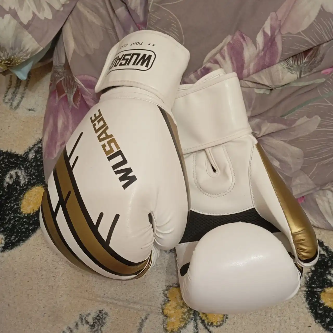 Продажа боксёрских перчаток с бинтами в подарок