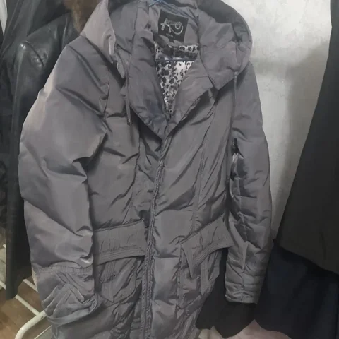 Пуховик новый - Кроссовки в Тольятти