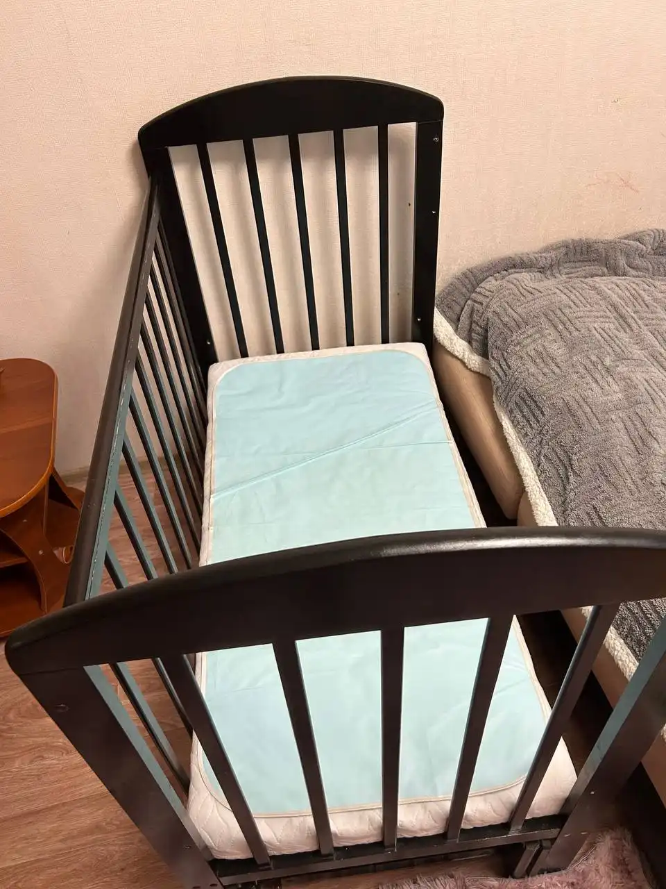 Продам кроватку 120*60 с матрасом и клеенкой - Детская мебель (Товары для детей) в Тольятти