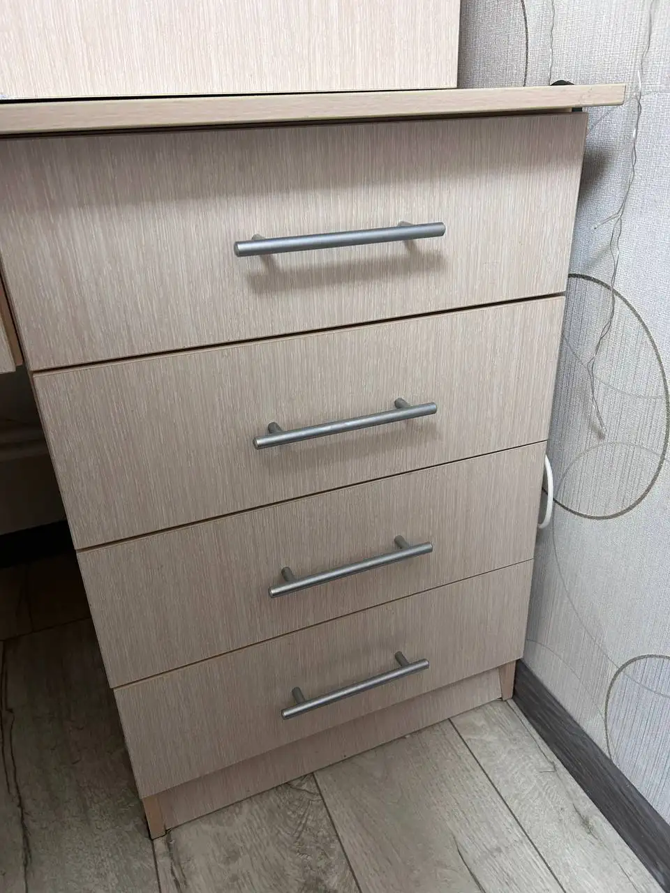 Бежевый письменный стол с тумбами и полками - Барахолка в ТОЛЬЯТТИ