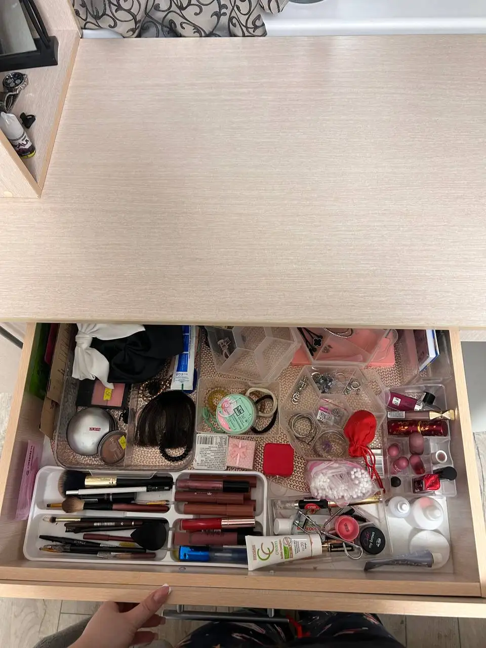 Бежевый письменный стол с тумбами и полками - Барахолка в ТОЛЬЯТТИ