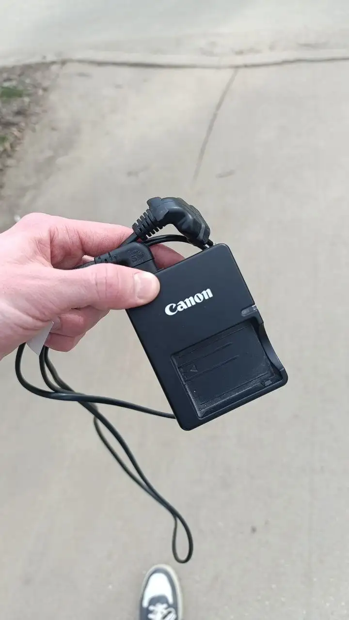 Canon EOS 450D в хорошем состоянии - Фототехника (Электроника) в Тольятти