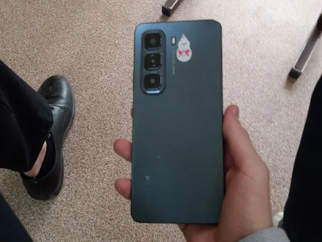 Телефон с царапинами на дисплее - частное объявление в Тольятти