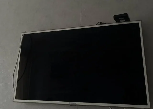 Продам телевизор Samsung 40" с дефектом - Подики в Тольятти