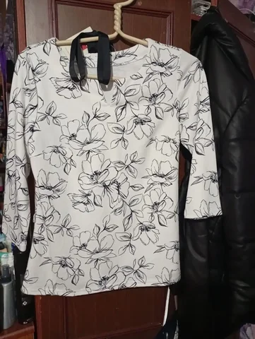 Женская блузка размер L белая с цветочным узором - Женская одежда в Тольятти