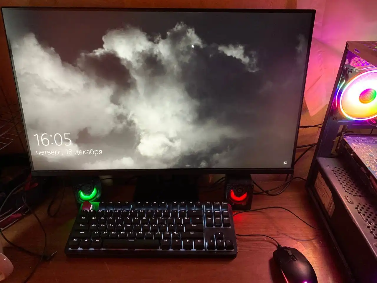 Компьютерный комплект с монитором и аксессуарами