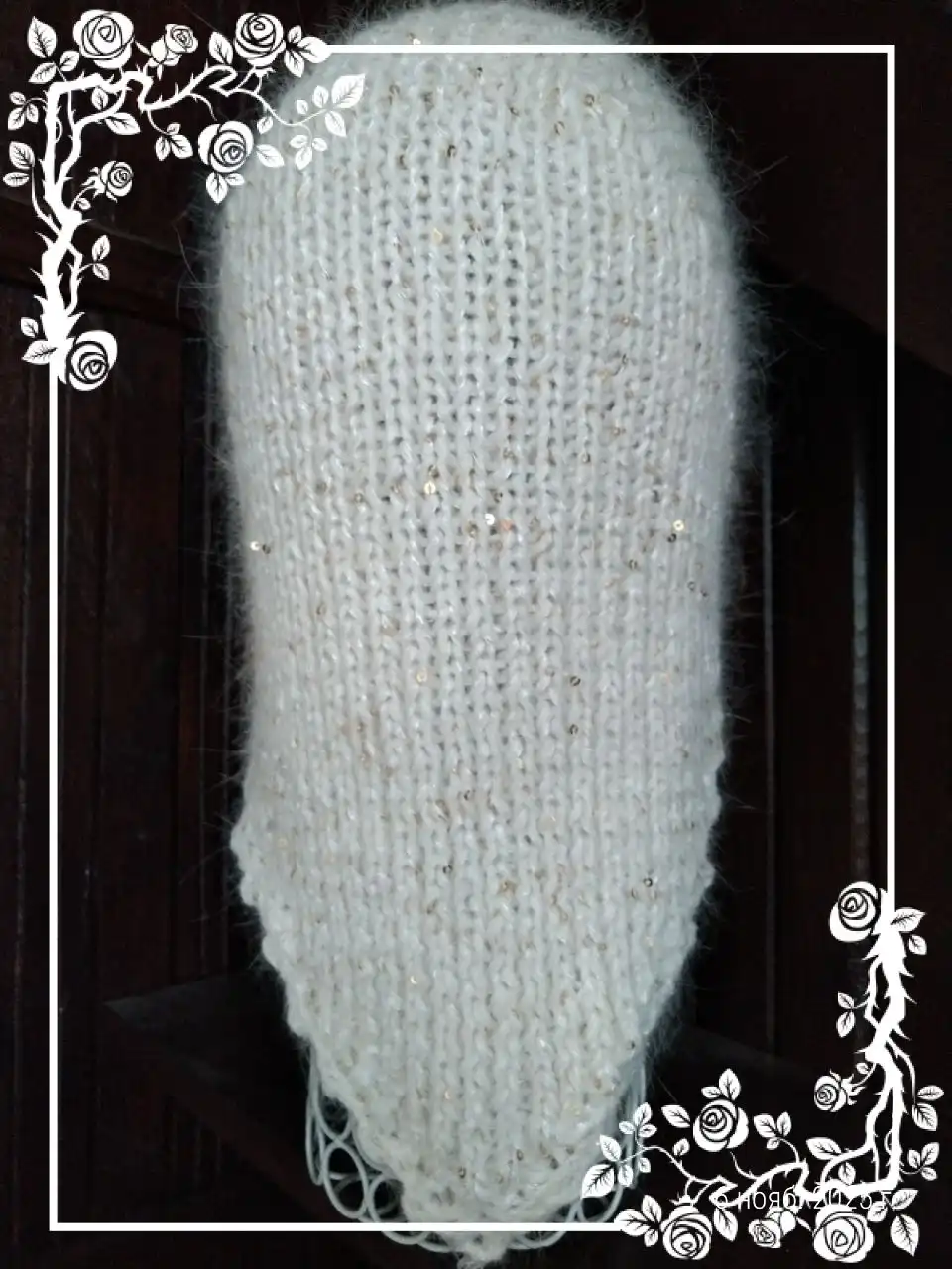 Ультрамодная косынка-чепец из пуха норки с золотыми пайетками