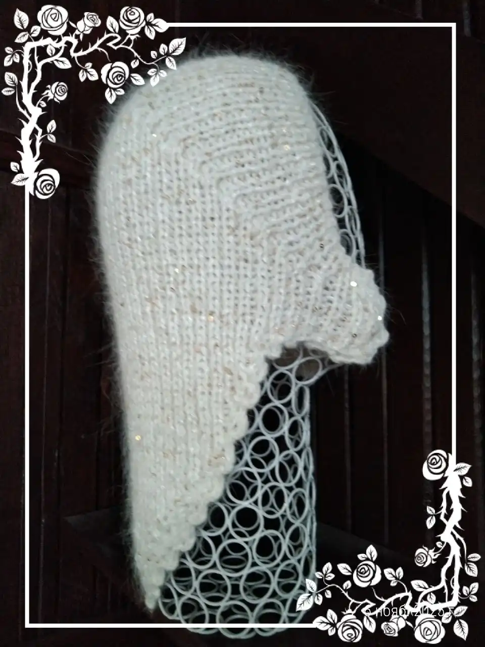 Ультрамодная косынка-чепец из пуха норки с золотыми пайетками