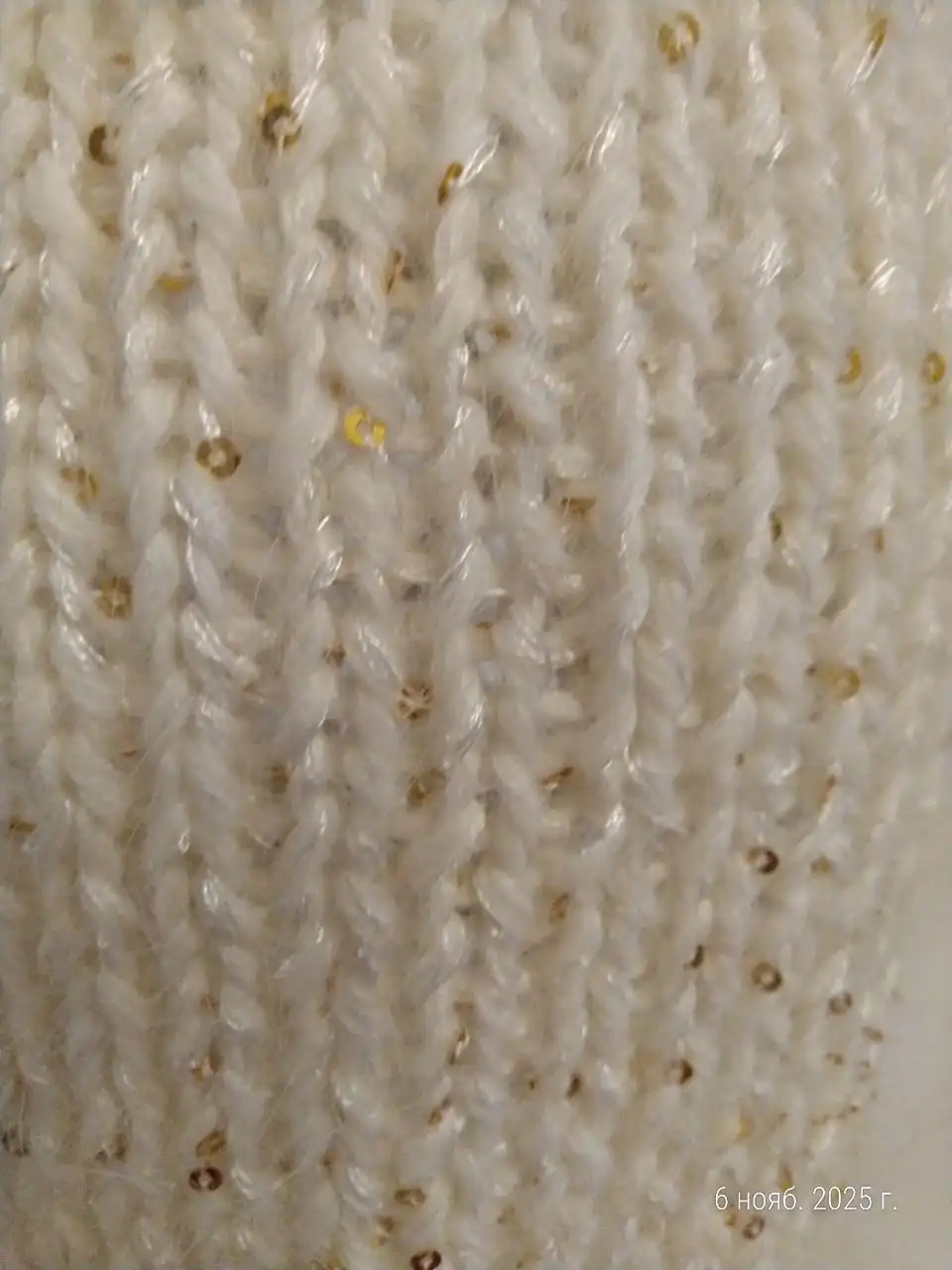 Ультрамодная косынка-чепец из пуха норки с золотыми пайетками