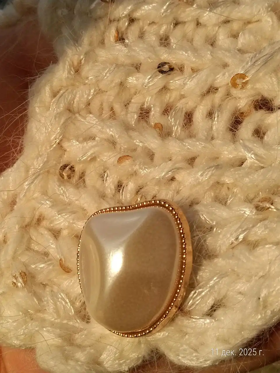 Ультрамодная косынка-чепец из пуха норки с золотыми пайетками