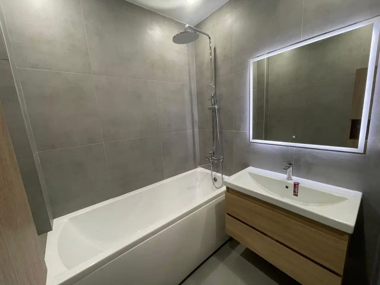 Услуги по ремонту: кафель, ламинат, обои